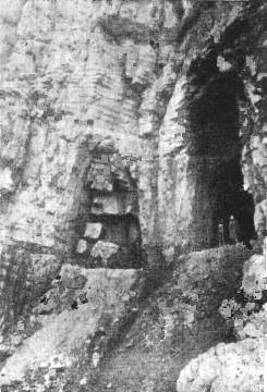 Пещеры Вади-Мураббаат:  первая - справа; вторая - слева