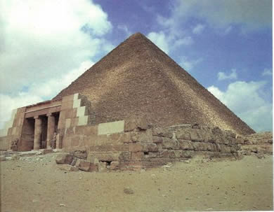 Вход в гробницу вельможи Сешемнофера IV перед Великой пирамидой. Плато Гиза
