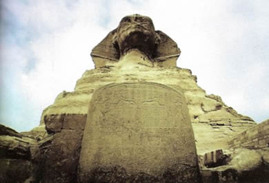 Стела фараона Тутмоса IV, установленная у подножия Сфинкса. XVIII династия