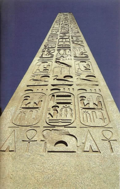 Обелиск Рамсеса II у входа в храм Амона в Луксоре