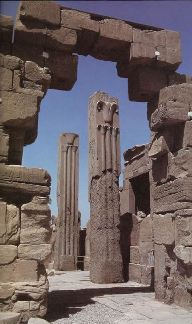 Две геральдические колонны, символизирующие Верхний (лотос) и Нижний (папирус) Египет. ХYШ-ХХ династии. Карнак