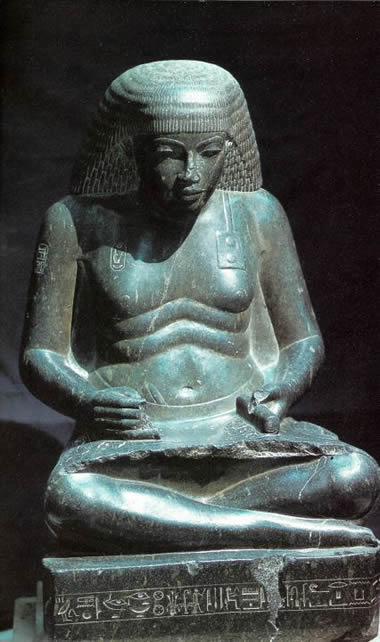 Жрец Аменхотеп сын Хапу в позе писца. Луксор, Музей египетского искусства. XVIII династия