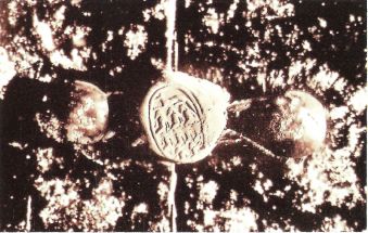 Глиняная печать с оттиском шакала, лежащего на девяти пленниках. Гробница Тутанхамона. XVIII династия