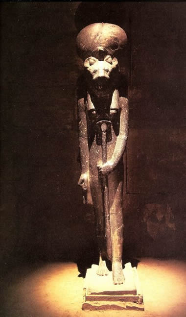 Статуя богини Сехмет в святилище храма Птаха. Карнак