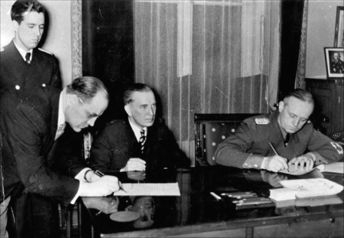 Ппепл Литвы в Германии Скирка и министр иностранных дел Германии Ипахим фон Риббентроп подписывают акт п передаче Германии в г.Мемель (Клайпеда). 23 марта 1939 г.