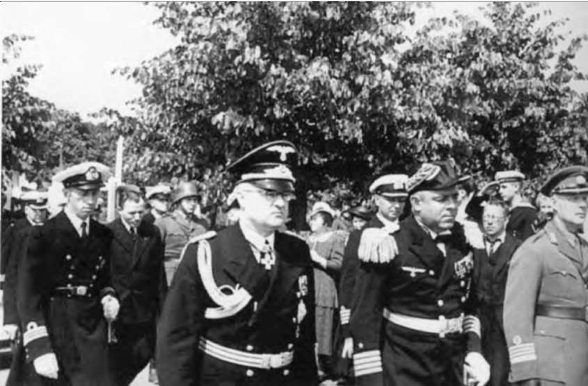 Капитан германского крейсера «Адмирал Хиппер» Гельмут Хейе вп время визита в Таллин 16