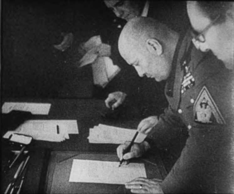 Б.Муссолини подписывает Мюнхенское соглашение. 29 сентября 1938 года.