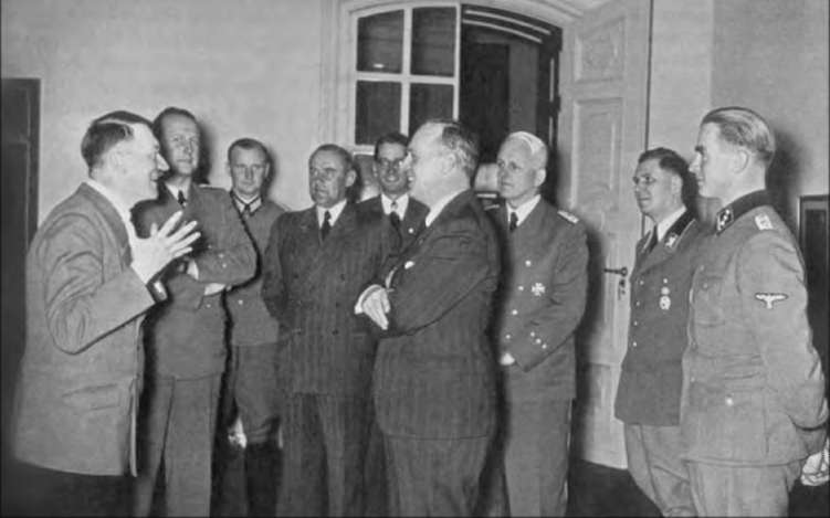 Адольф Гитлер и министр иностранных дел Германии фон Риббентроп во второй половине 1939 года