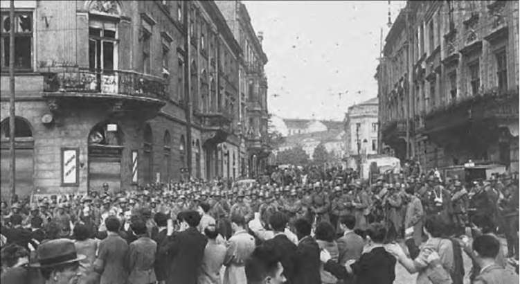 Население г. Львова приветствует войска Красной Армии, вступившие в город.