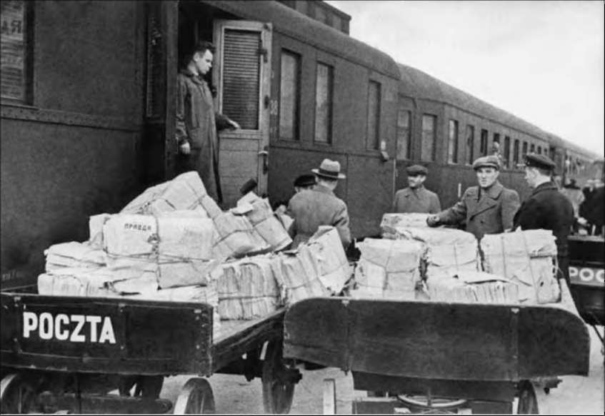 С прибывшего в г. Барановичи поезда выгружают свежие газеты