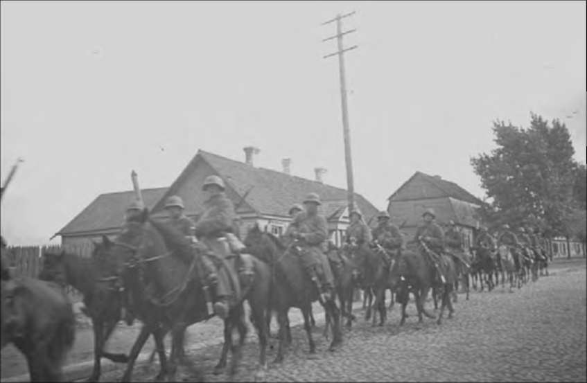 Кавалерийский отряд проходит по одной из улиц г.Гродно в дни присоединения Западной Белоруссии к СССР.