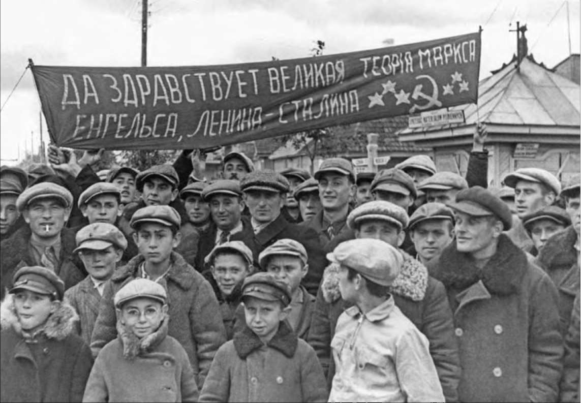 Жители местечка Строгонь на митинге по случаю присоединения Западной Белоруссии в сентябре 1939 года.