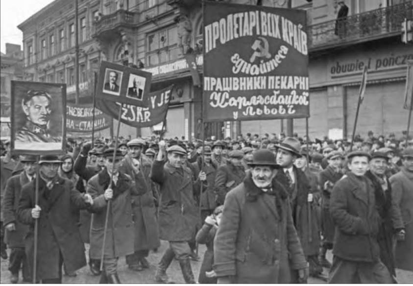 Колонна трудящихся Львова на праздновании 7 ноября.