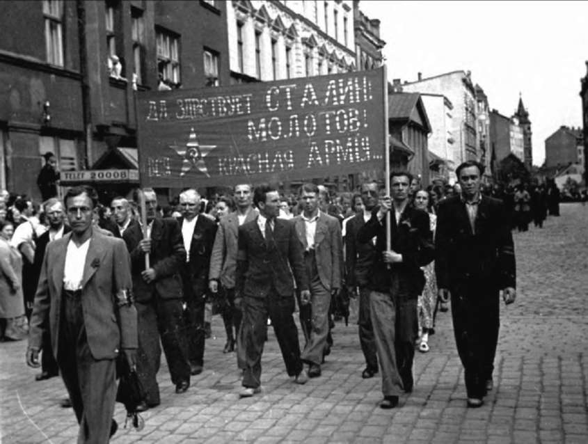 Демонстрация трудящихся г.Риги в знак одобрения вступления советских войск в Латвию.