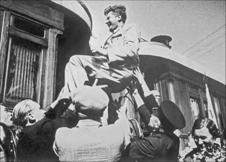 Железнодорожники качают члена полномочной комиссии Государственной Думы Эстонии Вейса после возвращении из Москвы, где Эстония была принята в состав СССР. Июль 1940г.