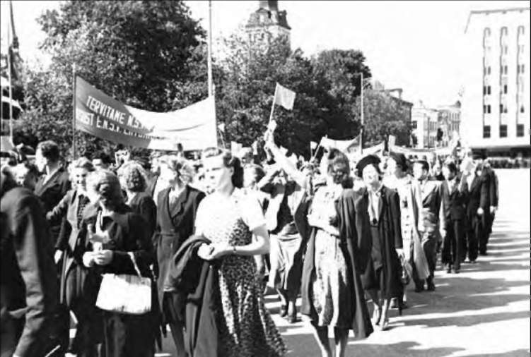 Демонстрация трудящихся Каунаса в честь принятия Литвы в состав СССР