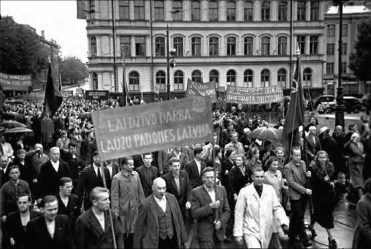 Демонстрация трудящихся г.Риги, посвященная принятию Латвии в состав СССР.