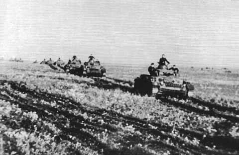 Немецкие танки на марше. Курс - на Воронеж. Июль 1942 г