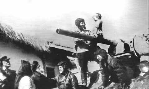 Советские танкисты в одном из освобожденных сел в Воронежской области. Январь 1943г.