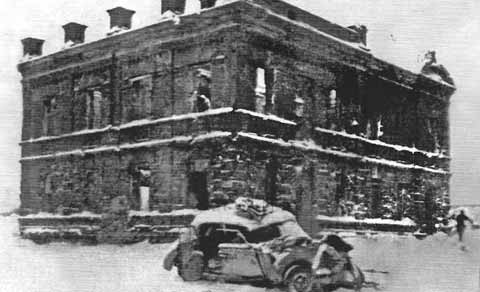 Разрушенная оккупантами районная аптека в г. Острогожске. Январь 1943 г.