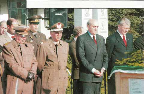 Официальные лица перед урной с останками итальянских военнослужащих, возвращаемых в Италию. Аэродром Чкаловский, 2003 г.