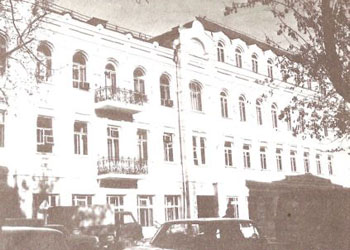 В этом здании располагалось посольство США в 1941—1943 гг.
(ул. Некрасовская, 62).