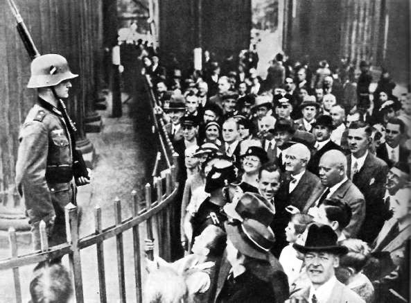 К восторгу немецких обывателей фашистский солдат поставлен там же, где стоял солдат кайзера, «на старом карауле» в центре Берлина. 1935 г.