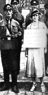Расизм гитлеровцев. Немецкая женщина выставлена на осмеяние за общение с евреями