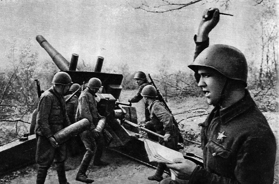 Расчет 152-мм орудия ведет огонь по врагу с левого берега Волги. Сталинград