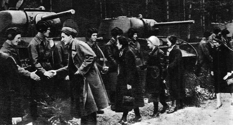Представители Москвы передают советским воинам танковую колонну, построенную на средства трудящихся столицы. Западный фронт, 1942 г.
