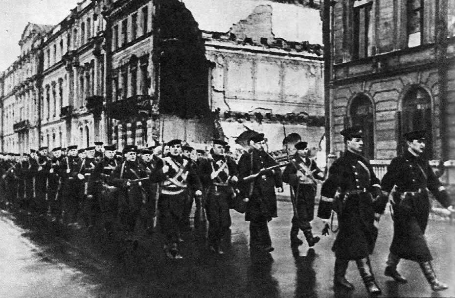 Отряд морской пехоты Балтийского флота направляется на передовые позиции. Ленинград, 1942 г.