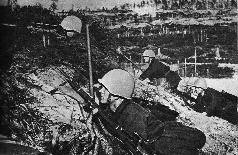 Снайперы на огневом рубеже. Ленинградский фронт, 1942 г.