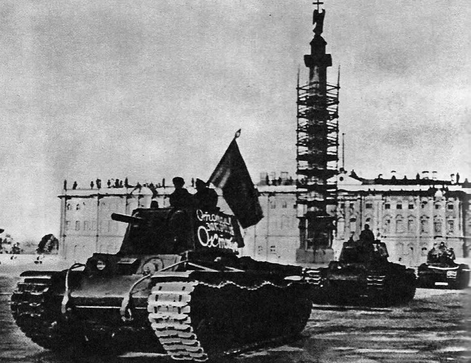 Танки идут на фронт. Ленинград, 1942 г.