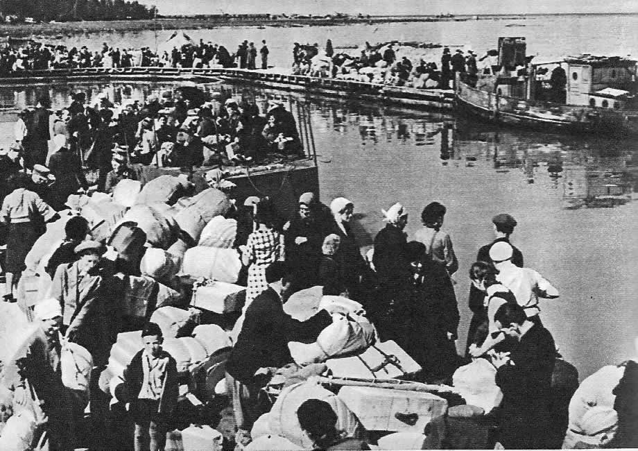 Эвакуация населения Ленинграда по Ладожскому озеру. 1942 г.