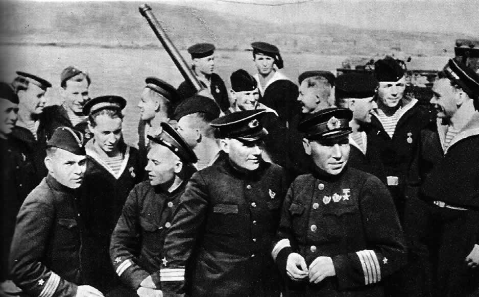 Командир подводной лодки «К-21» Герой Советского Союза Н. А. Лунин с экипажем. Северный флот, 1942 г.