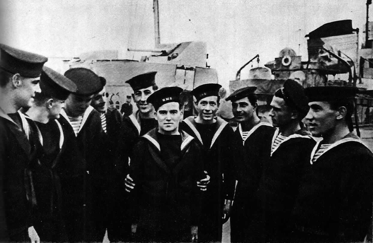 Группа советских и английских моряков на базе Северного флота. 1942г.