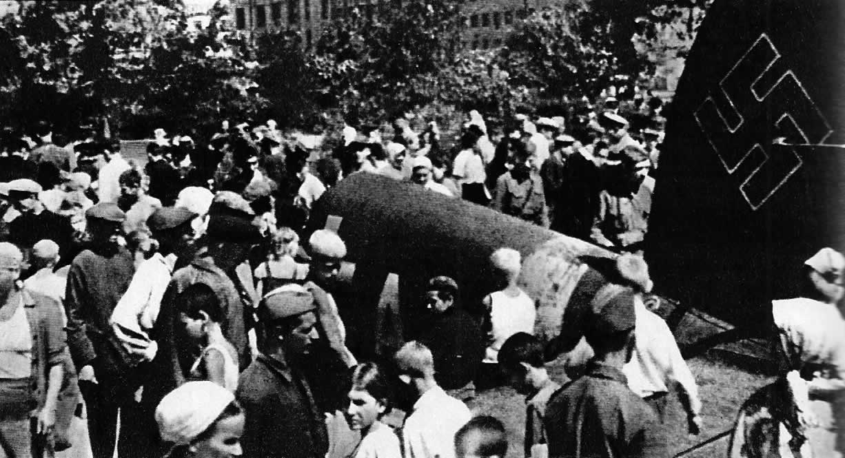 Фашистский самолет, сбитый над Сталинградом, выставлен для обозрения на площади Павших Борцов. Июль 1942 г.