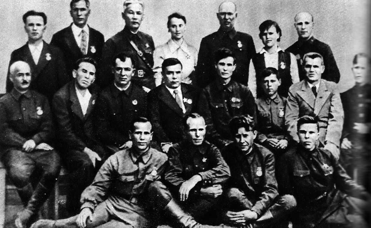 Первый секретарь Ставропольского крайкома ВКП(б) М.А.Суслов (во втором ряду - четвертый справа) в группе партизан. 1943 г.