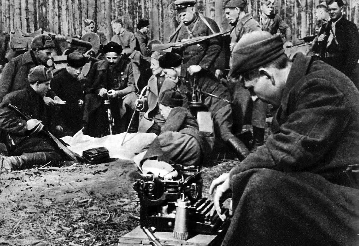 Разработка операции в штабе партизанского соединения С. А. Ковпака. 1942
