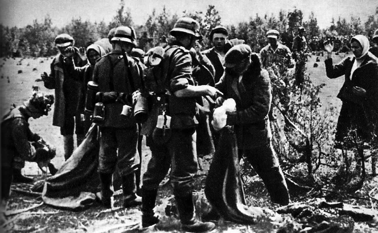 Гитлеровцы обыскивают советских граждан. Июнь 1942 г.