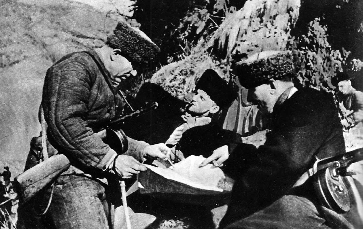 Партизаны Северной Осетии обсуждают предстоящий бой. 1942 г.