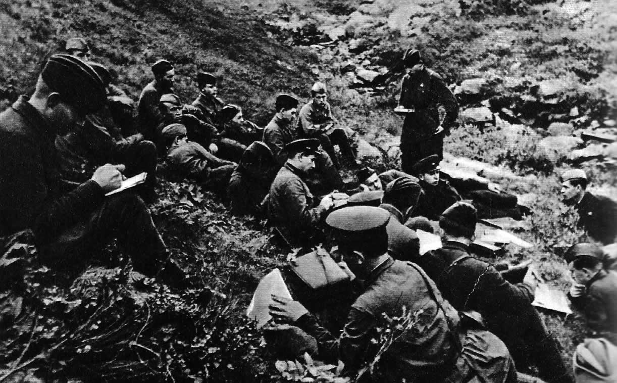Коммунисты батальона обсуждают свои задачи. Полуостров Рыбачий, Северный оборонительный район, 1942 г.