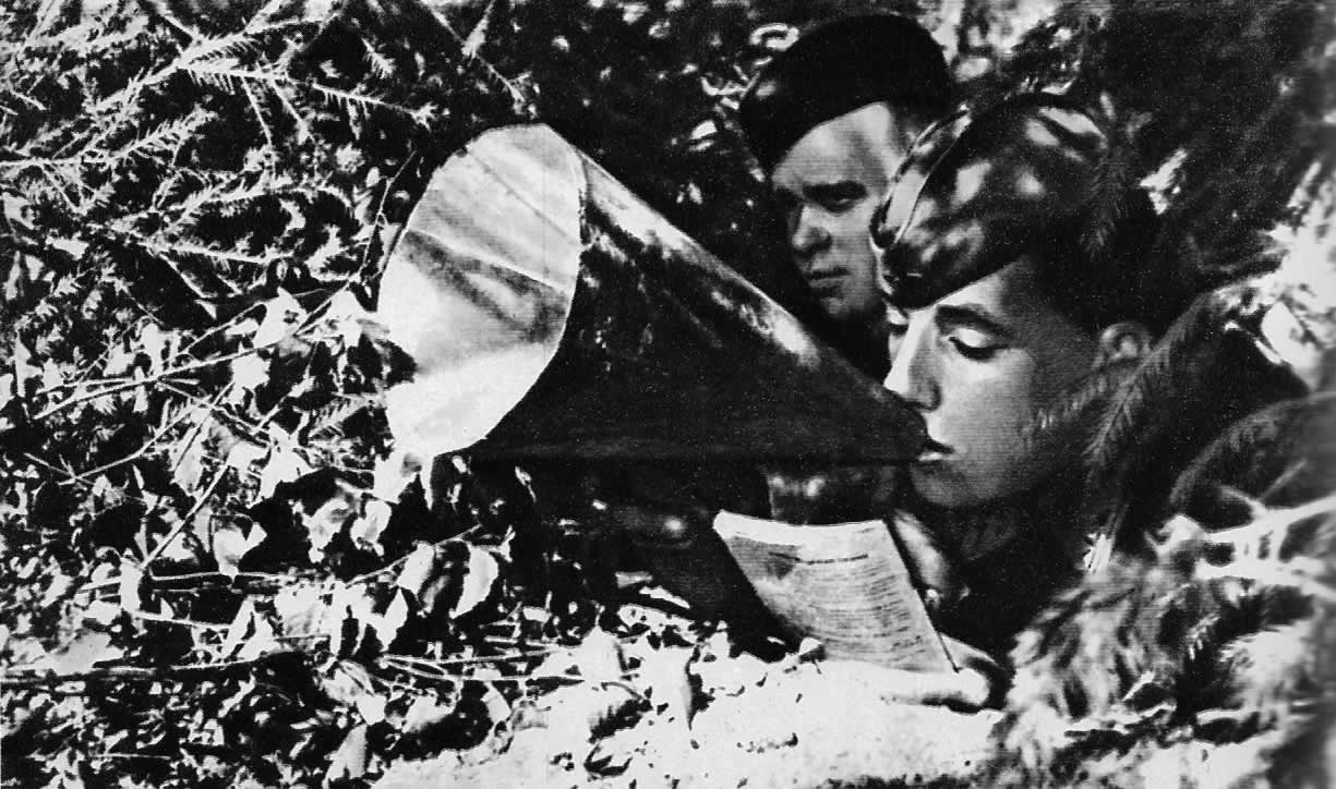 Политработник П. М. Зверьков ведет передачу для немецких солдат. Калининский фронт, лето 1942 г.