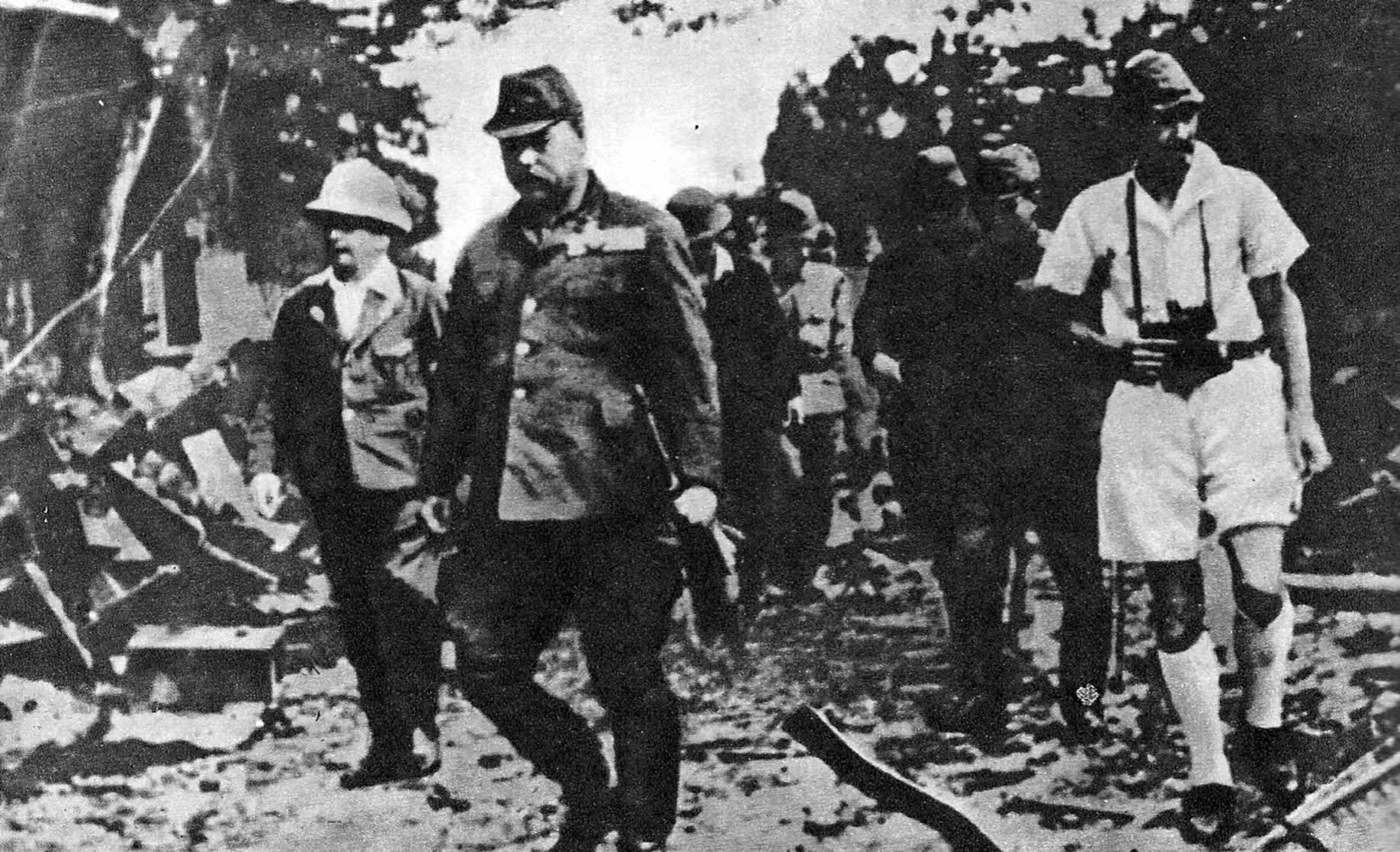 Командующий японскими силами в Малайе Т. Ямасита с группой офицеров осматривает захваченные позиции. Май 1942