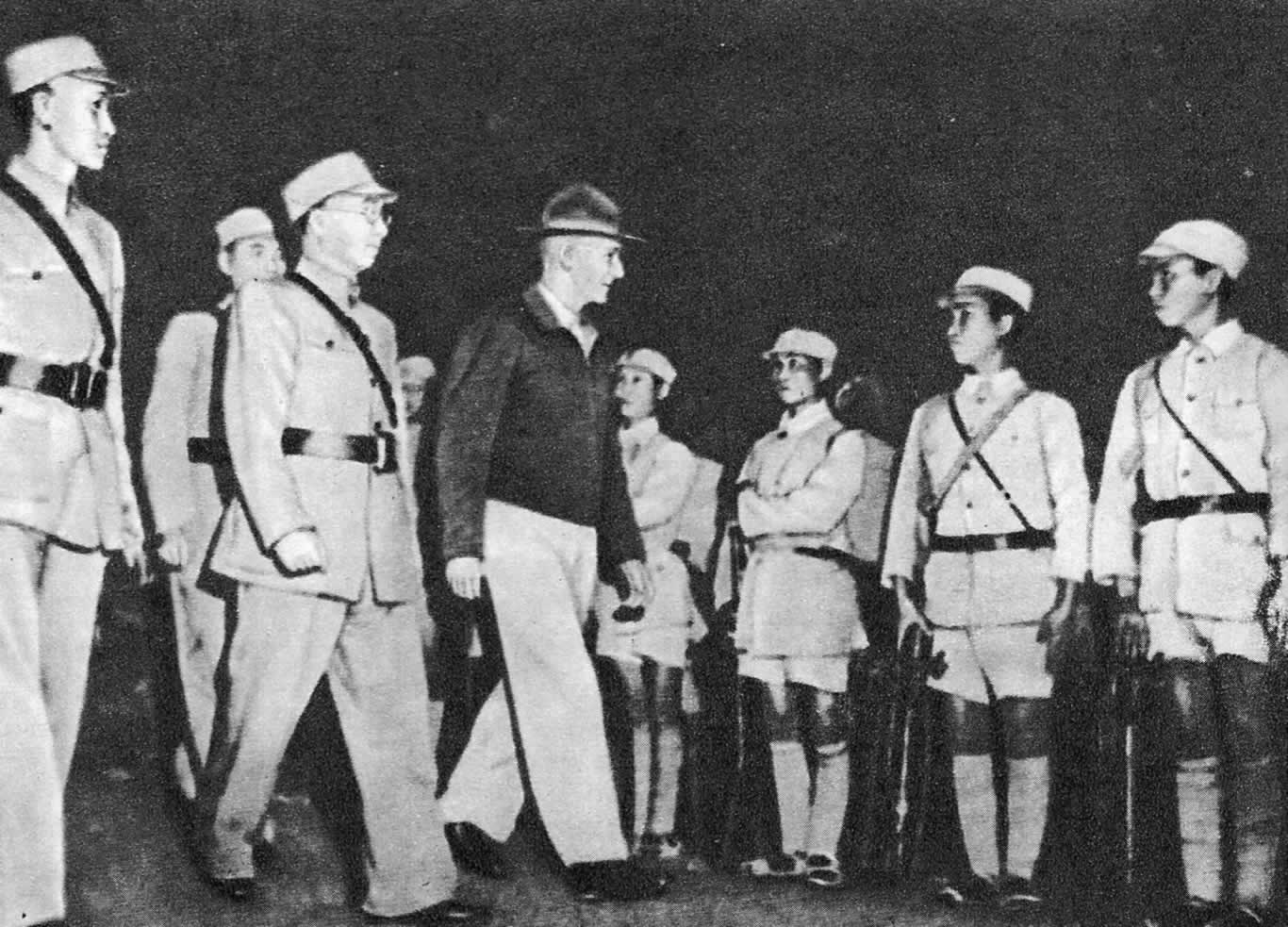 Военный советник при Чан Кай-ши, начальник штаба вооруженных сил Китая американский генерал Дж. Стилуэлл с группой китайских военачальников в учебном центре в Рамгархе. 1942 г.