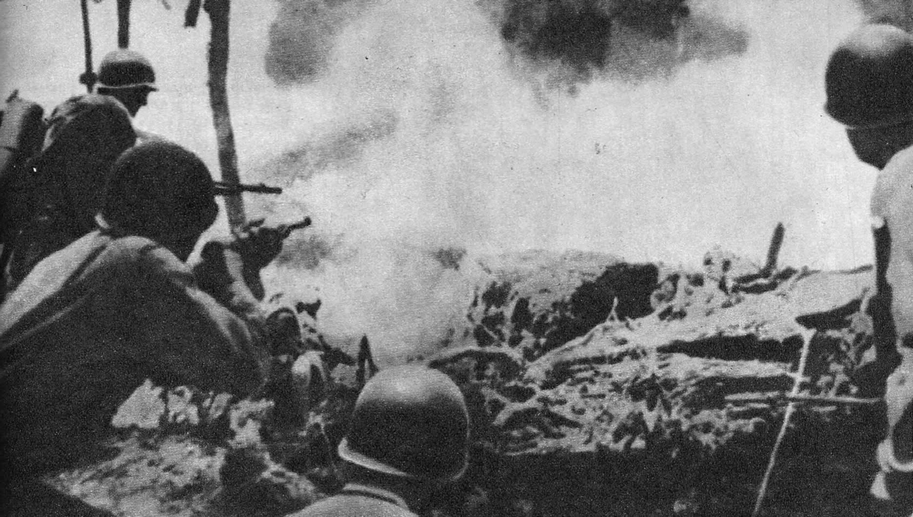 Американские солдаты выбивают противника с позиций на Гуадалканале. Август 1942 г. 