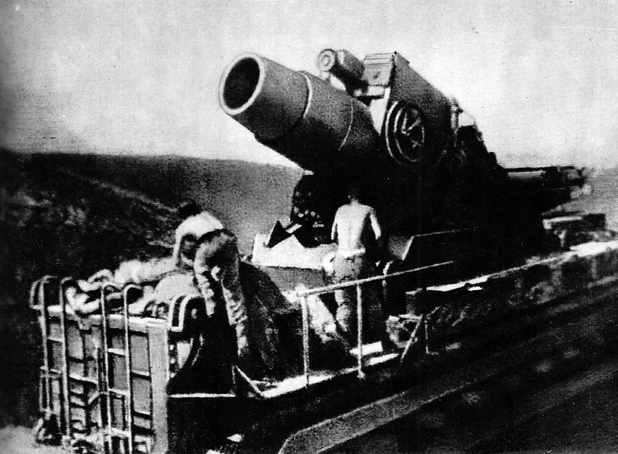 Немецкая 600-мм мортира «Карл» на огневой позиции под Севастополем. 1942 г.