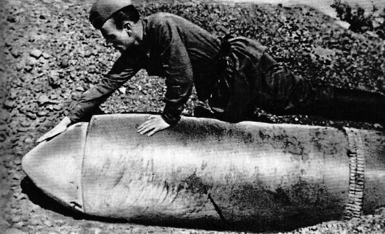 Неразорвавшийся 600-мм снаряд, упавший на 30-ю батарею береговой обороны. Севастополь, 1942 г.