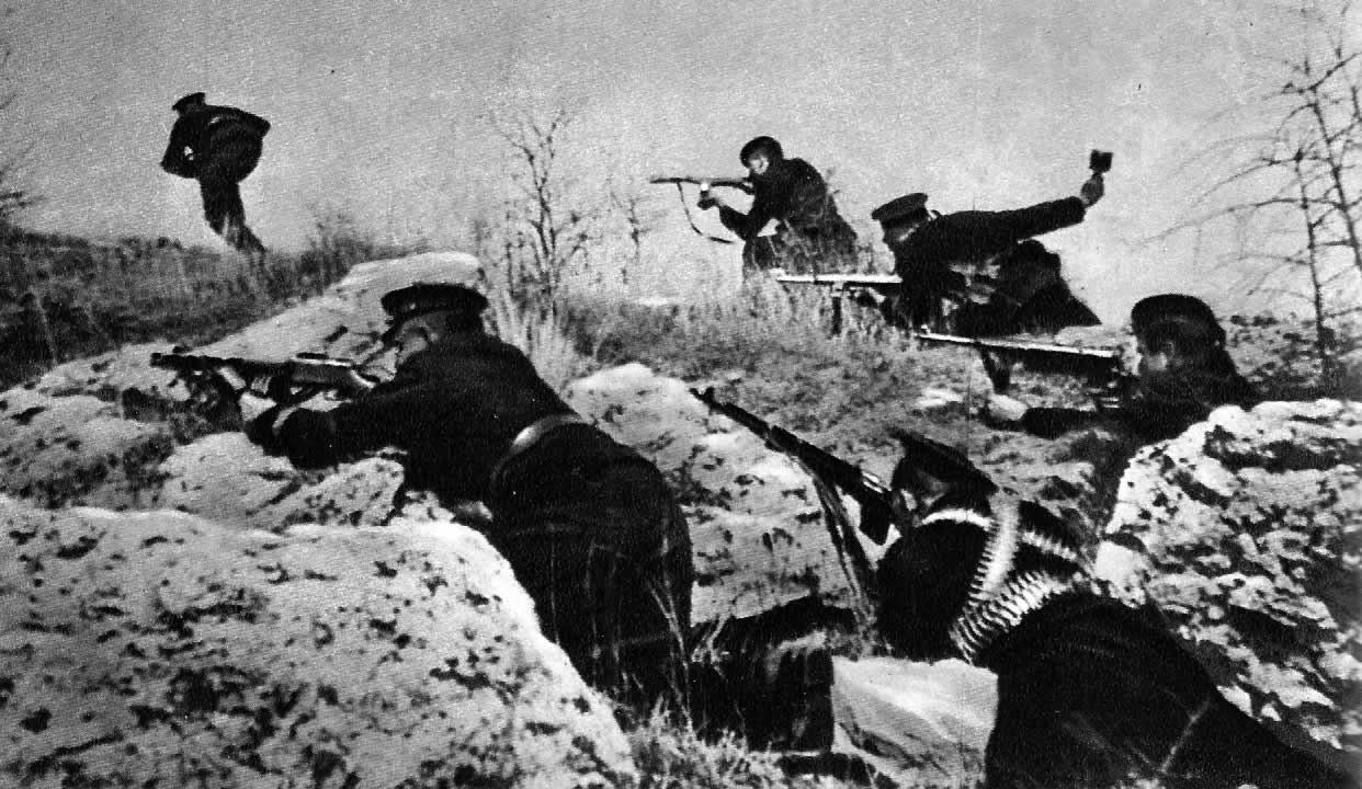 Группа моряков ведет бой. Севастополь, июнь 1942 г.