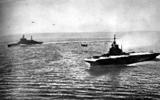 Английские корабли — авианосец «Илластриес» и линкор «Уорспайт» в боевом походе